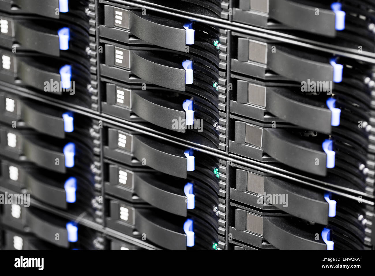 Unidades de disco duro de almacenamiento SAN en gran datacenter Foto de stock