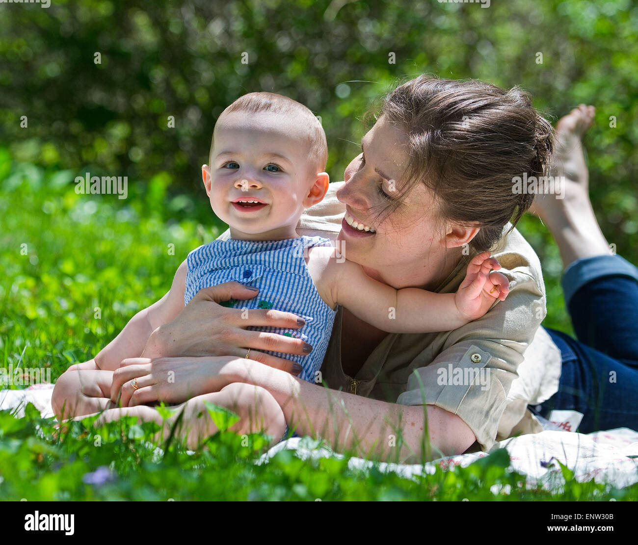 La madre y el niño en el exterior. Concepto de maternidad Foto de stock