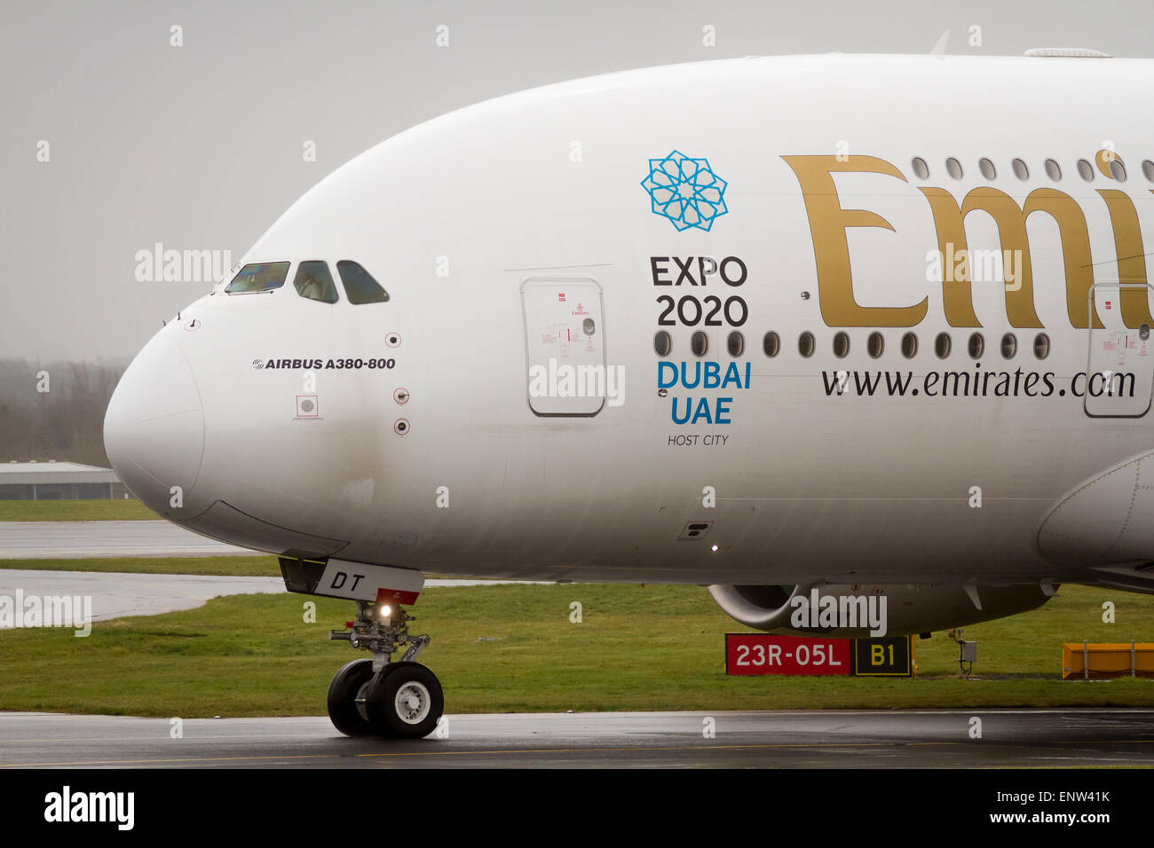 Emirates Airbus A380 aterrizó en el aeropuerto de Manchester Foto de stock