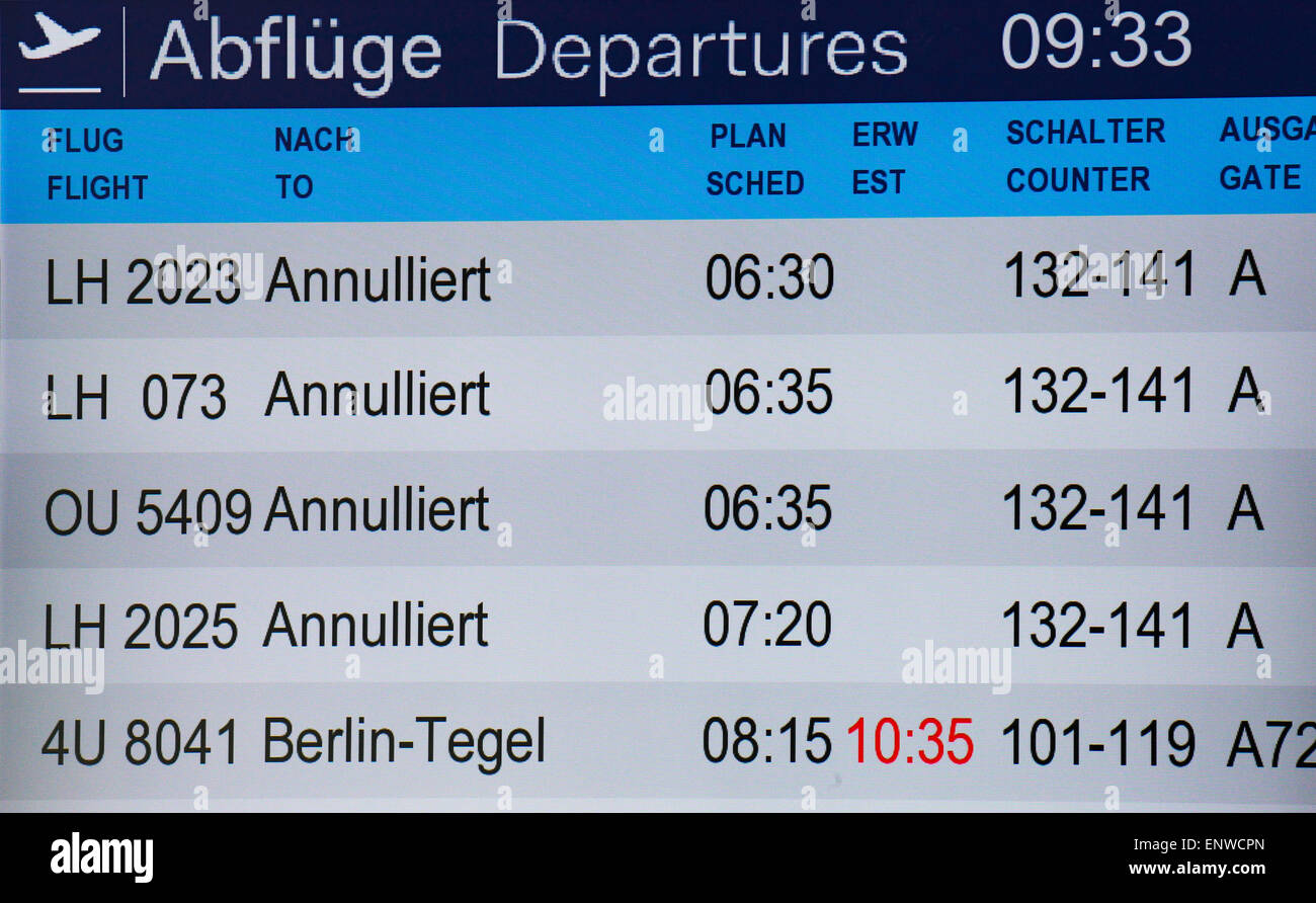 Alemania, el Aeropuerto de Dusseldorf, tráfico, transporte aerotransport, transporte aéreo, tráfico aéreo, junta de destino, salidas, despegues, vuelos cancelados, huelga, huelga de pilotos de Lufthansa Foto de stock