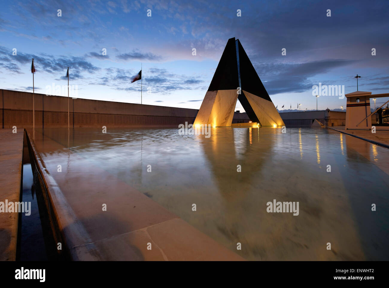 El Monumento Combatentes (Monumento a los soldados portugueses, Ultramar), Lisboa (Portugal) al anochecer. Foto de stock