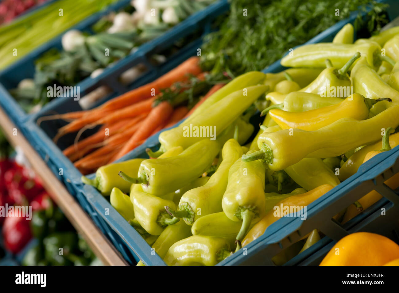 Compras - Tienda de comestibles cerca de verduras Foto de stock