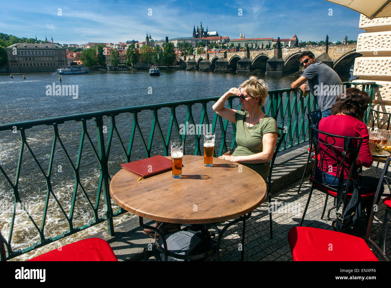 Gente del restaurante de Praga, terraza de Praga con un panorama del río Charles Bridge Vltava, verano, vista del castillo de Praga de la República Checa Foto de stock