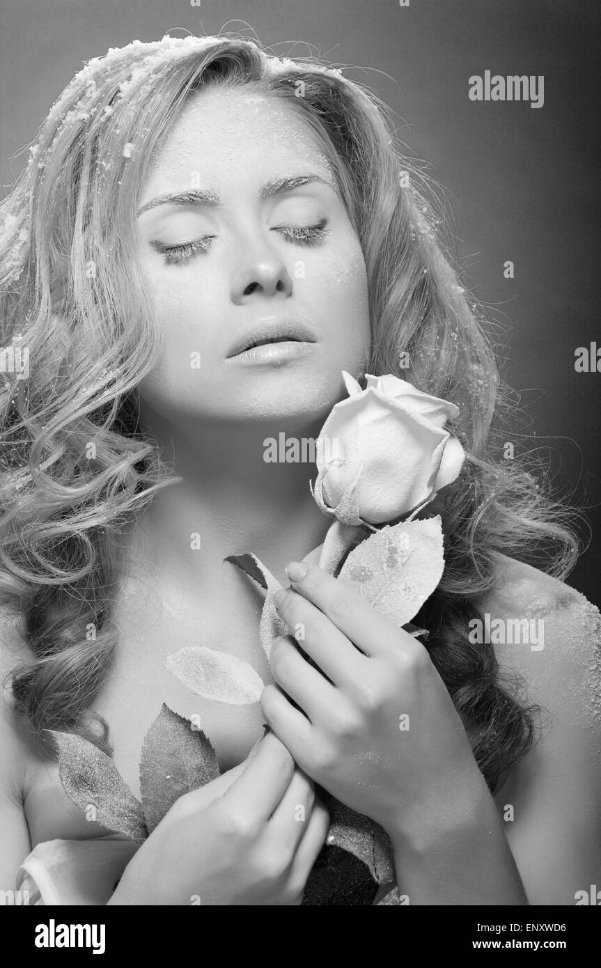 Hermosa mujer joven con piel de nieve (blanco y negro) Foto de stock