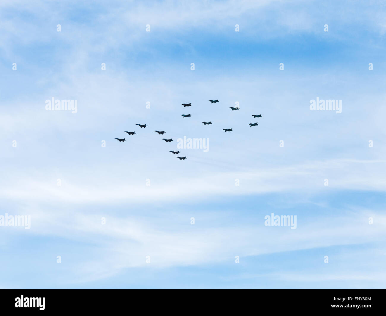 Baja volando cazas MiG-29 y Su-25 aviones de ataque durante el desfile militar para conmemorar el 70º aniversario de la victoria en la Gran Pa Foto de stock