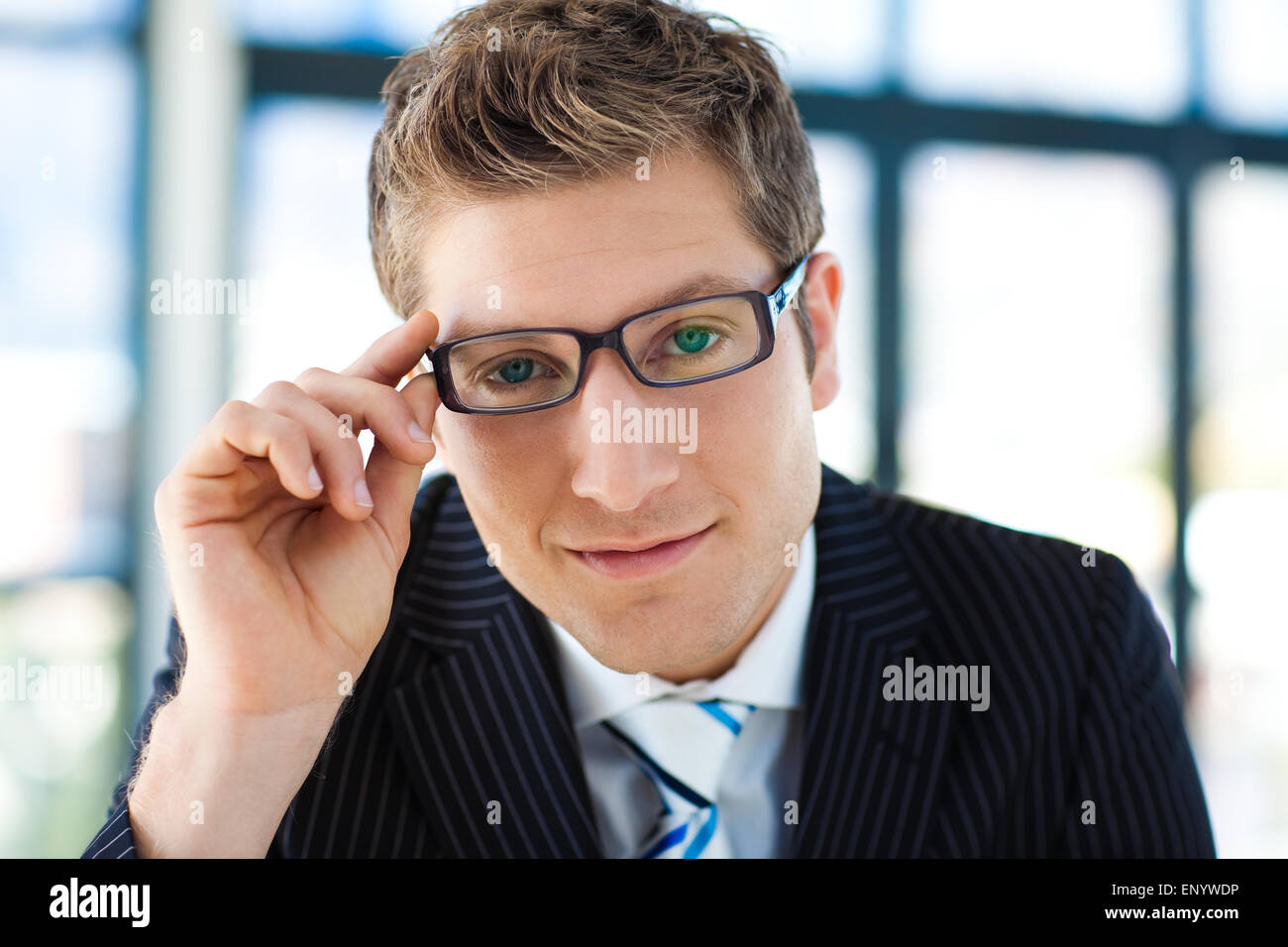 Empresario mirando a la cámara con gafas Foto de stock