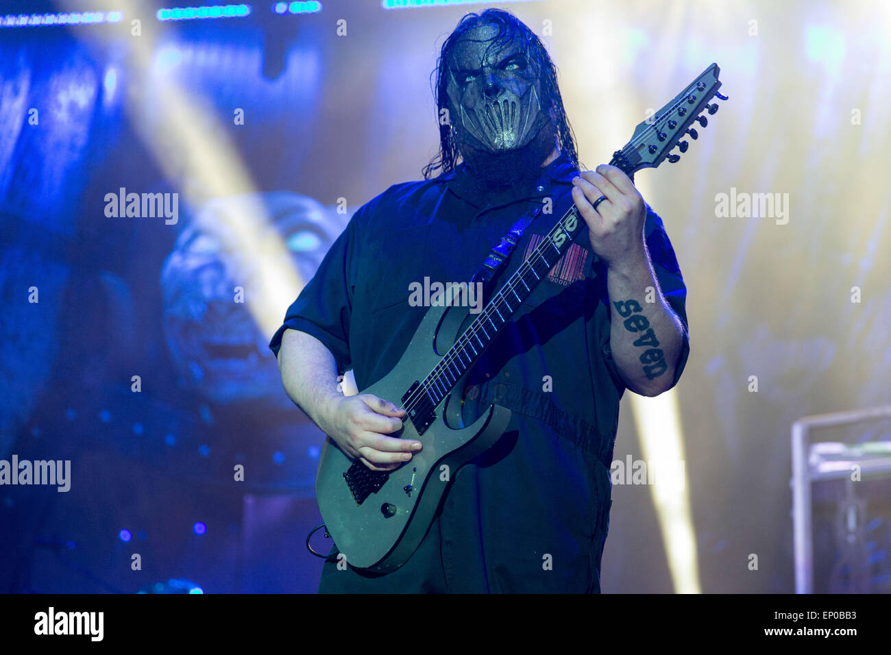 Somerset, Wisconsin, Estados Unidos. 9 de mayo de 2015. El guitarrista MICK  THOMSON de Slipknot realiza en vivo en el escenario en la sesión inaugural  de la invasión del norte durante el