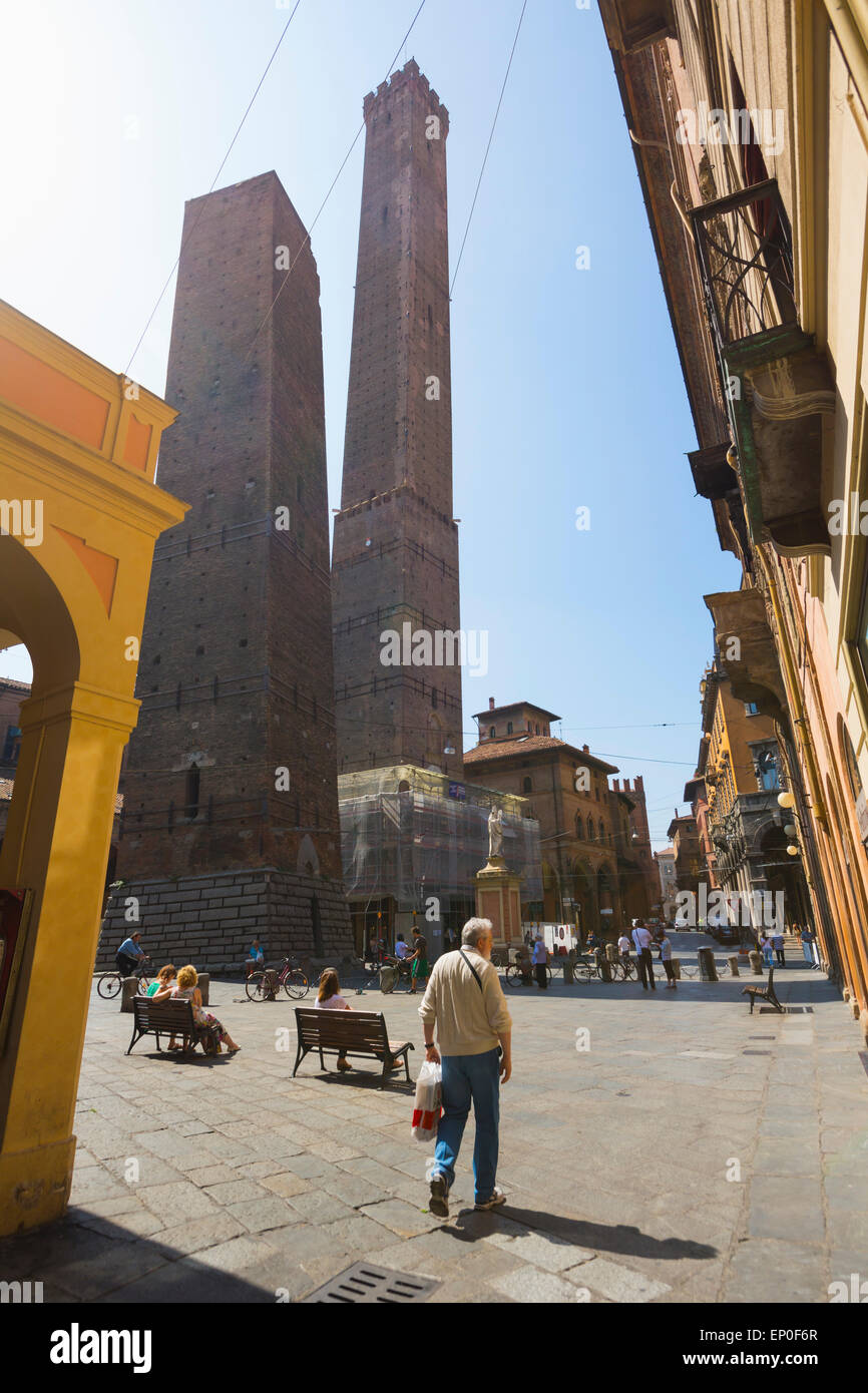 Bolonia, Emilia-Romaña, Italia. El dúo Torres, o dos torres, en la Piazza di Porto Ravegnana. Foto de stock