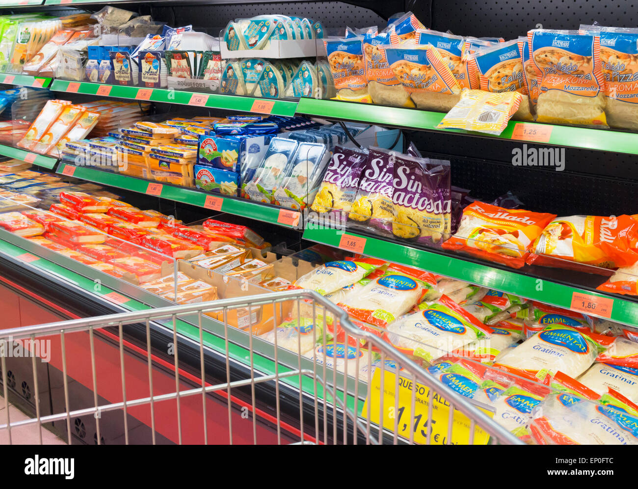 Self-service contador de queso en un supermercado Mercadona, España. Foto de stock