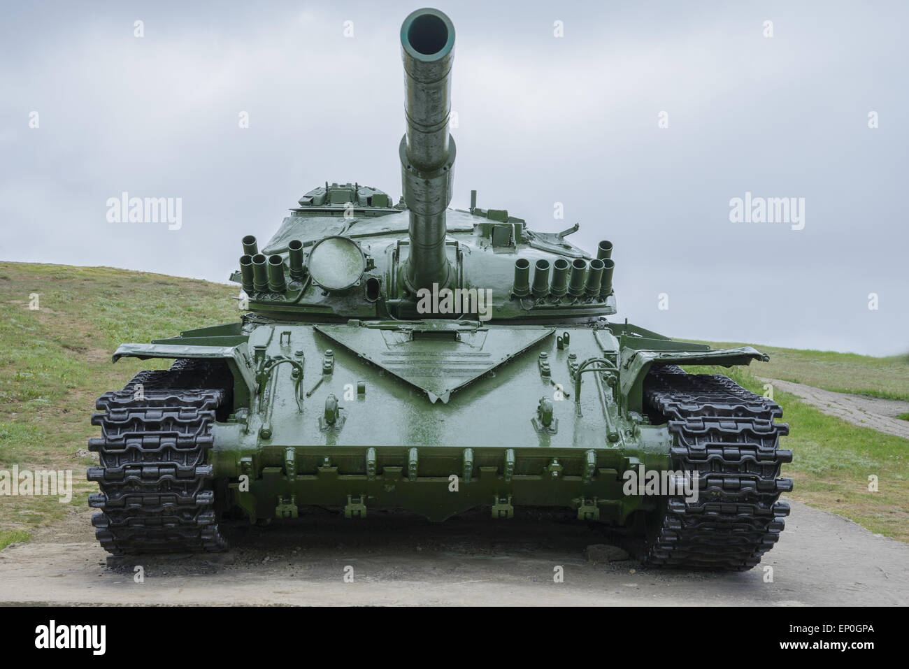 Tanque T-72 está en el museo bajo el cielo abierto Foto de stock