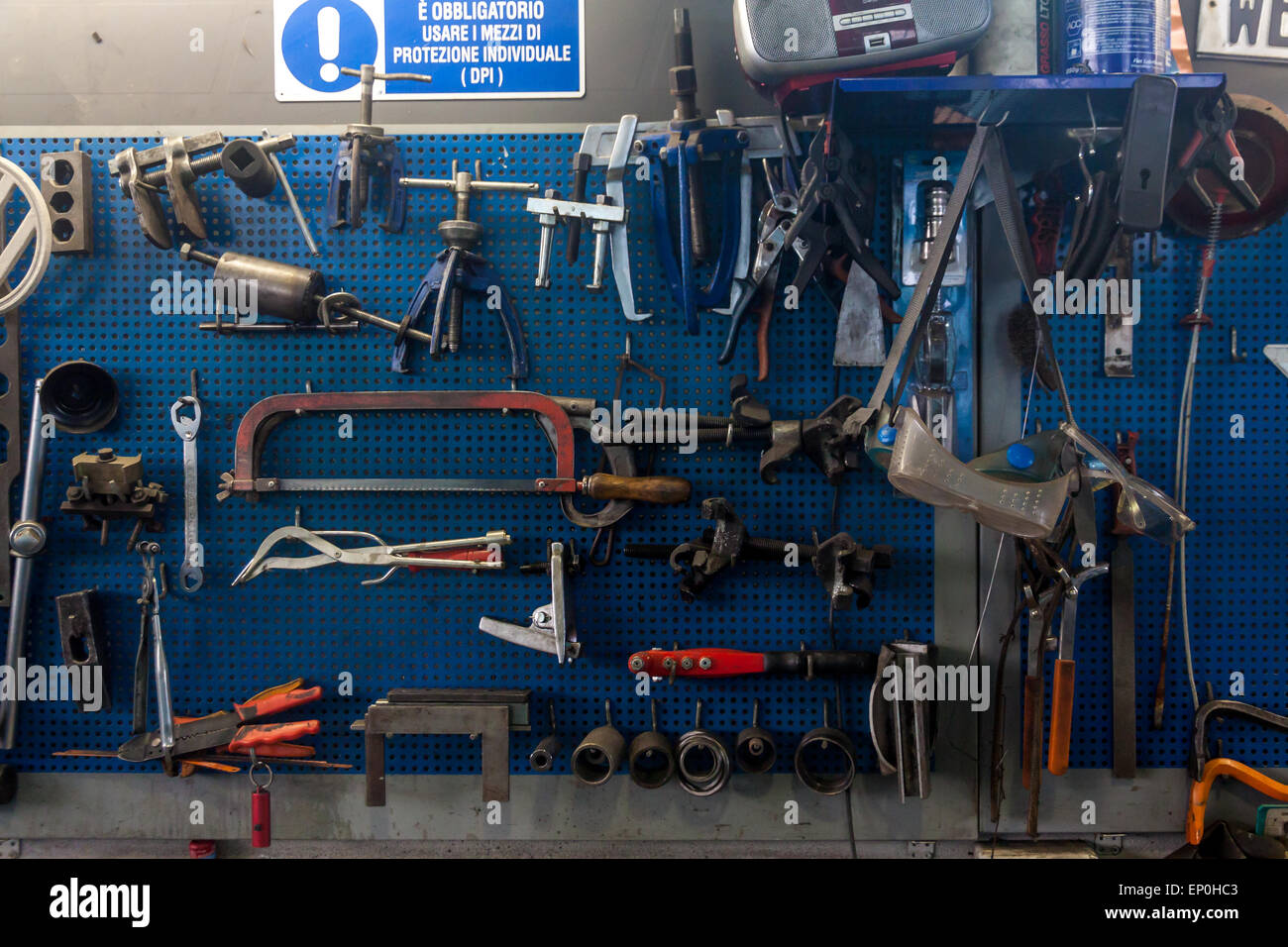 Herramientas de taller mecánico y señales de seguridad Fotografía de stock  - Alamy