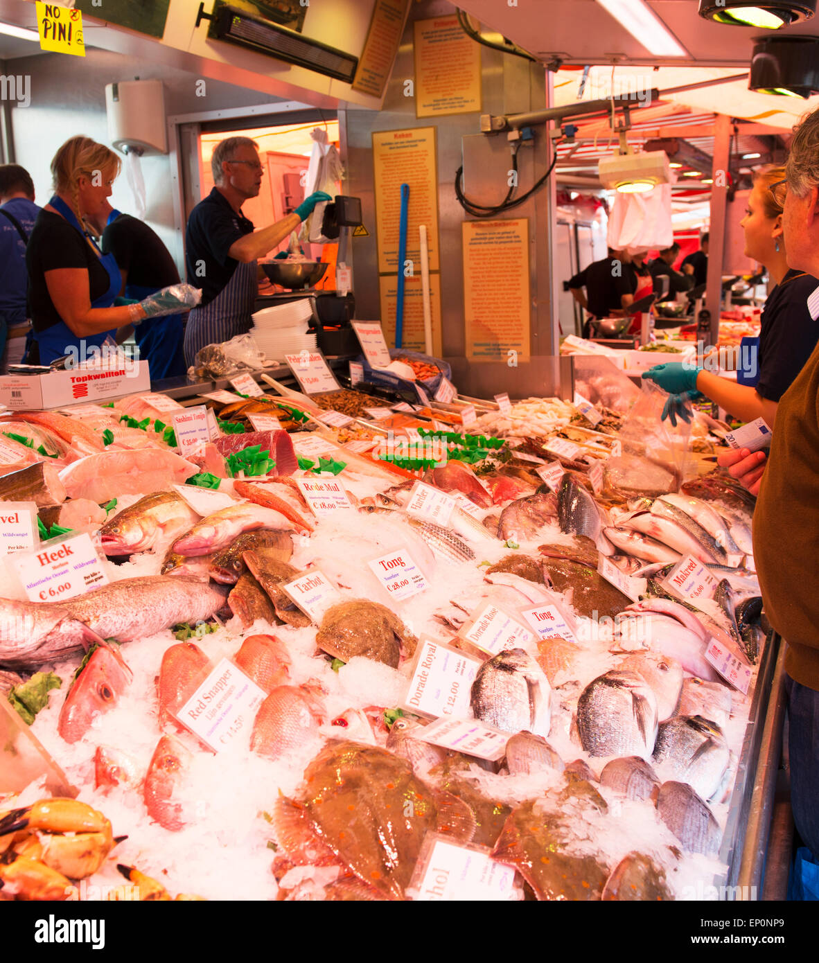 Los compradores, vendedores y pescado en Amsterdam del mercado de pescado. Foto de stock