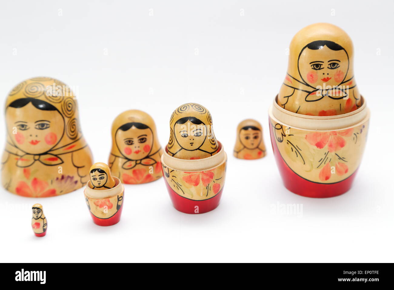 Muñecas de madera una dentro de otra sale