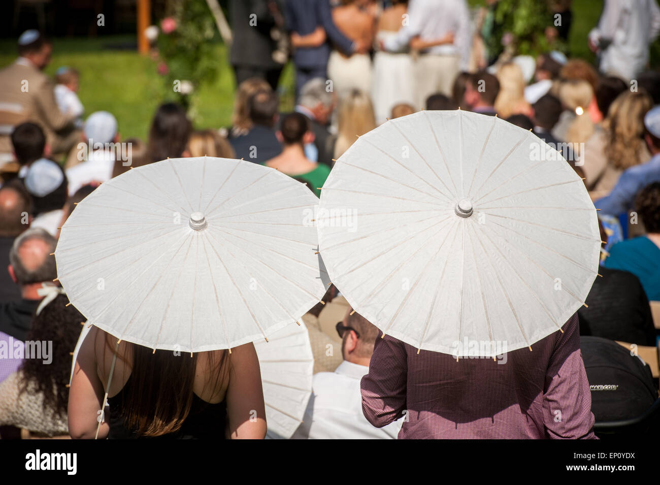 Las sombrillas blancas en una boda en Baltimore, Maryland, EE.UU. Foto de stock