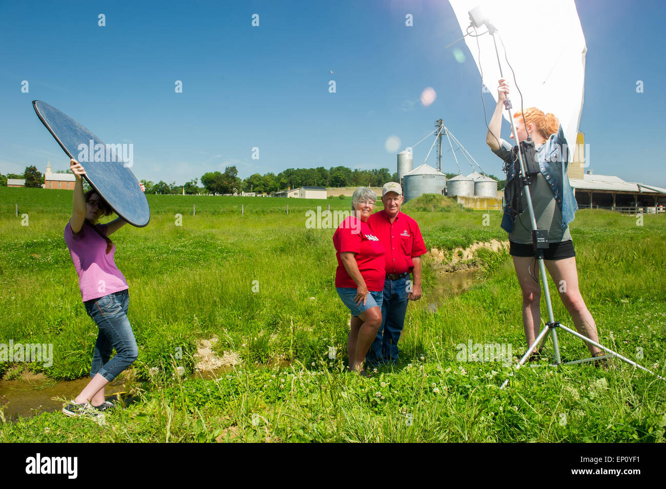 Fotógrafos configurar equipo fuera de fotografiar a los agricultores de soja en Mt. Airy, Maryland, EE.UU. Foto de stock