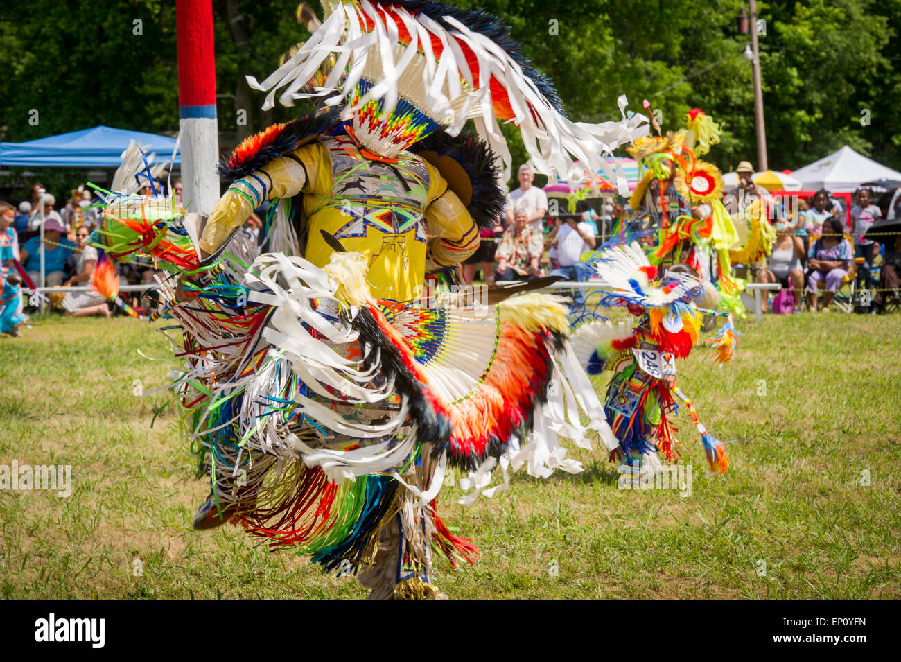 North American Indian bailando con personas vestidas con ropas tradicionales en Cedarville, Maryland, EE.UU. Foto de stock