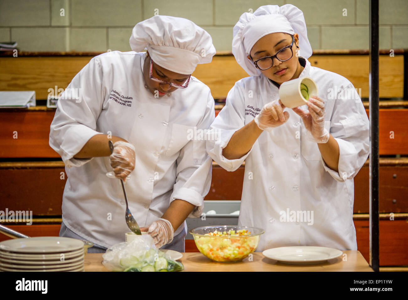 Dos jóvenes afroamericanos aspirantes a chefs preparando comida en Brentwood, Maryland, EE.UU. Foto de stock
