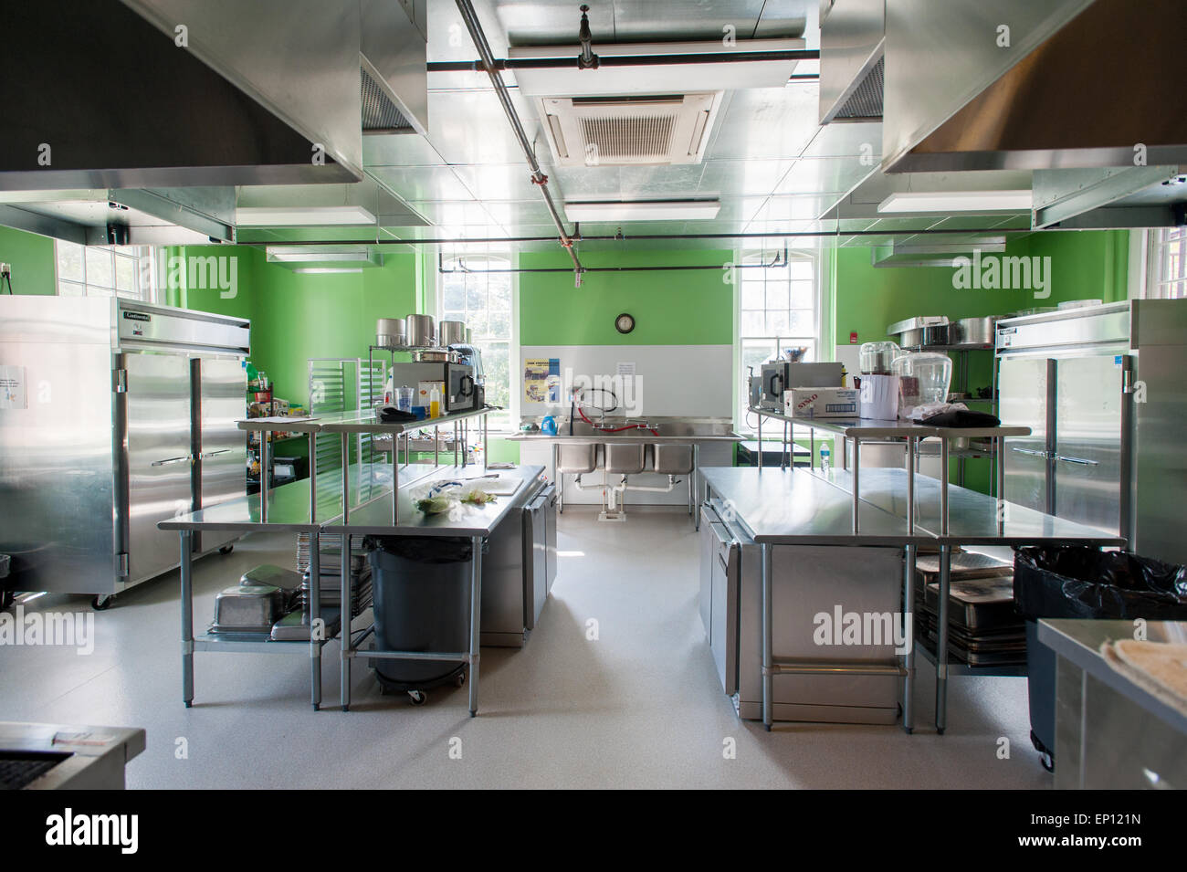 Cocina institucional con paredes pintadas de color verde brillante y accesorios de acero inoxidable en Denton, Maryland, EE.UU. Foto de stock