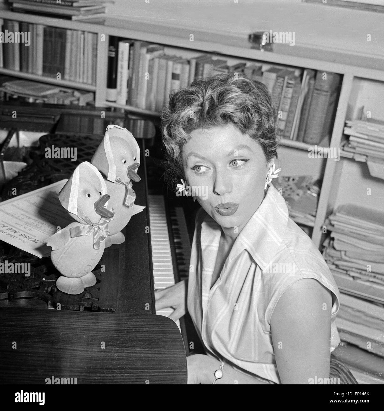 Deutsche Schauspielerin Gisela Griffel mit zwei Osterküken Puppen, Deutschland 1950er Jahre. La actriz alemana Gisela Griffel w Foto de stock