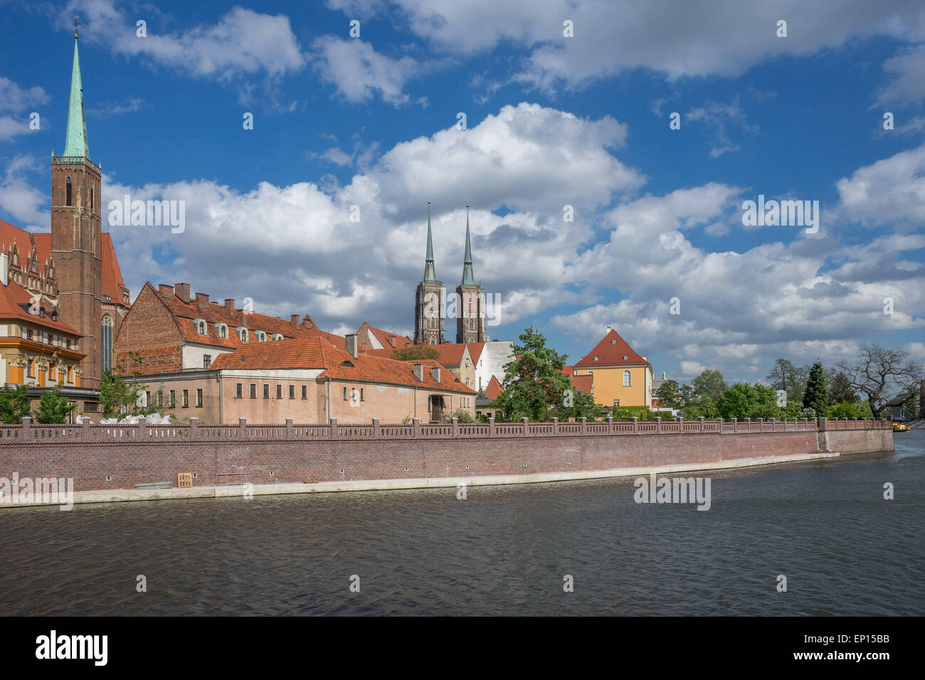 Oder Ostrow Tumski Wroclaw jornada soleada de primavera Foto de stock