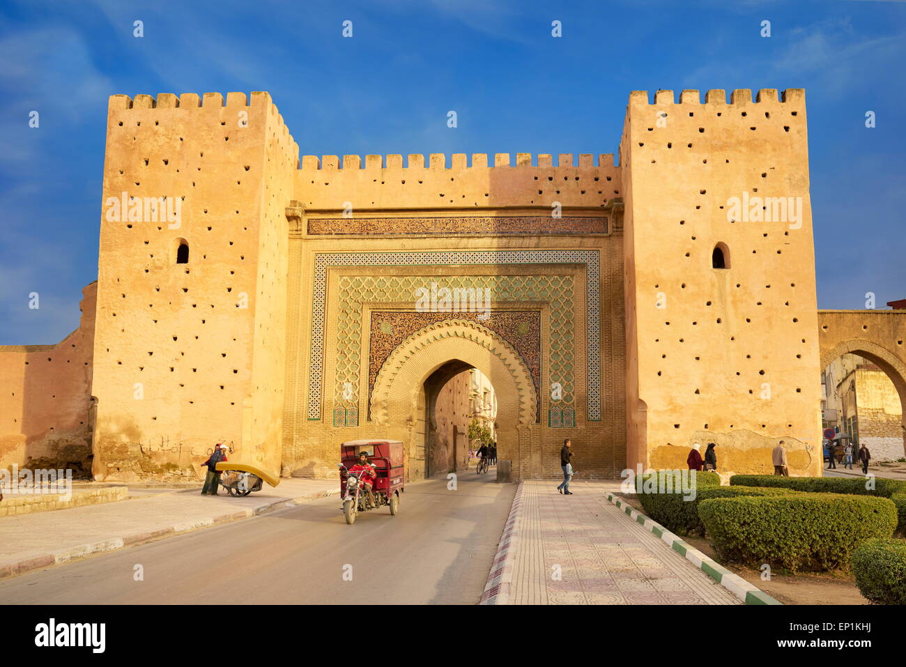 Meknes, ciudad puerta Bab el-Khamis en Medina. Marruecos Foto de stock