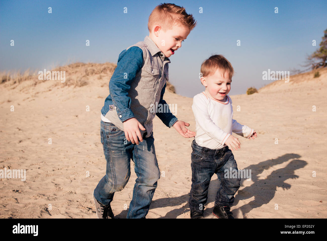 Dos muchachos jugando en la playa Foto de stock