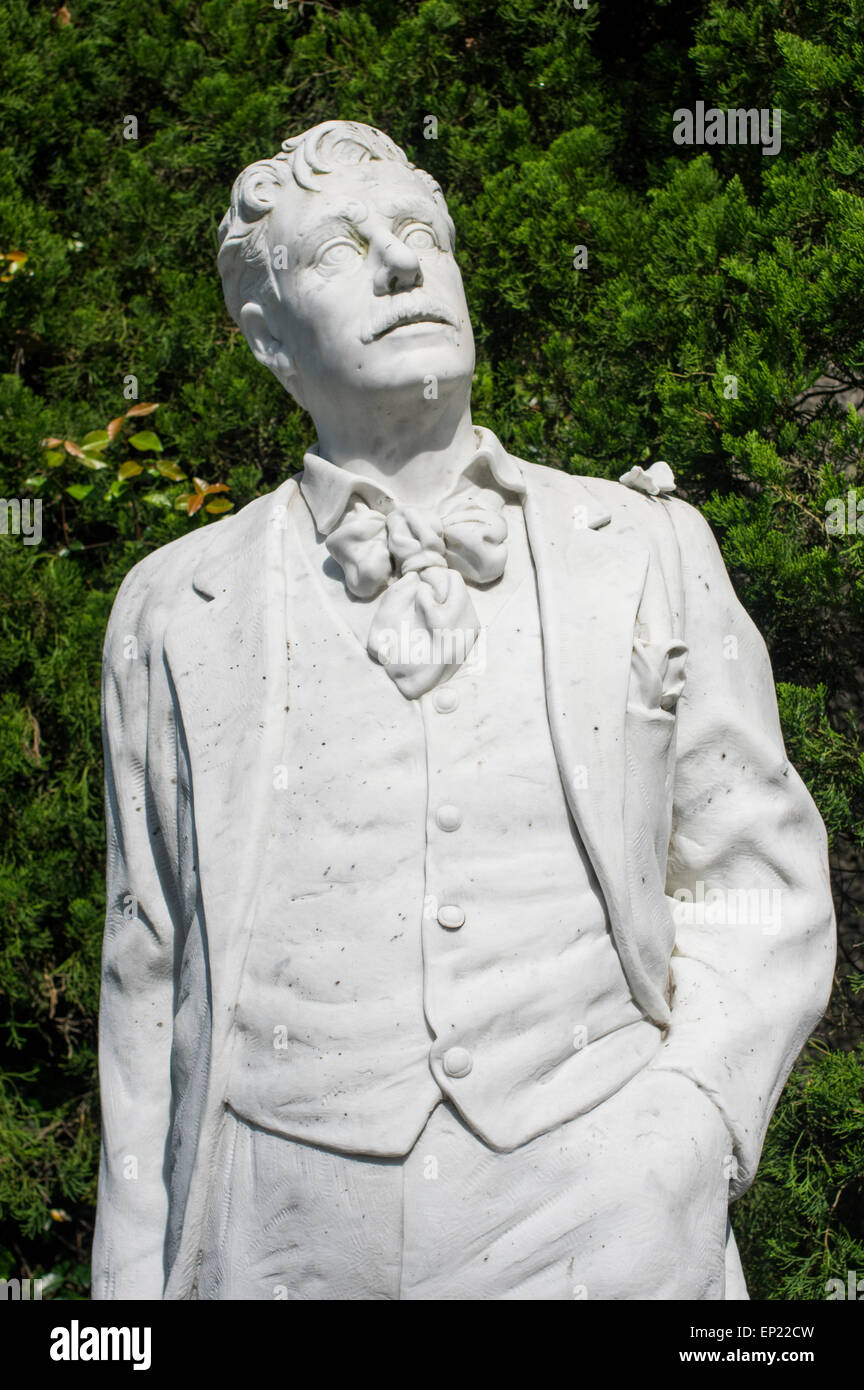 Mariposa sobre el hombro de Giacomo Puccini, la estatua del compositor italiano en Glover Garden, Nagasaki, Japón Foto de stock