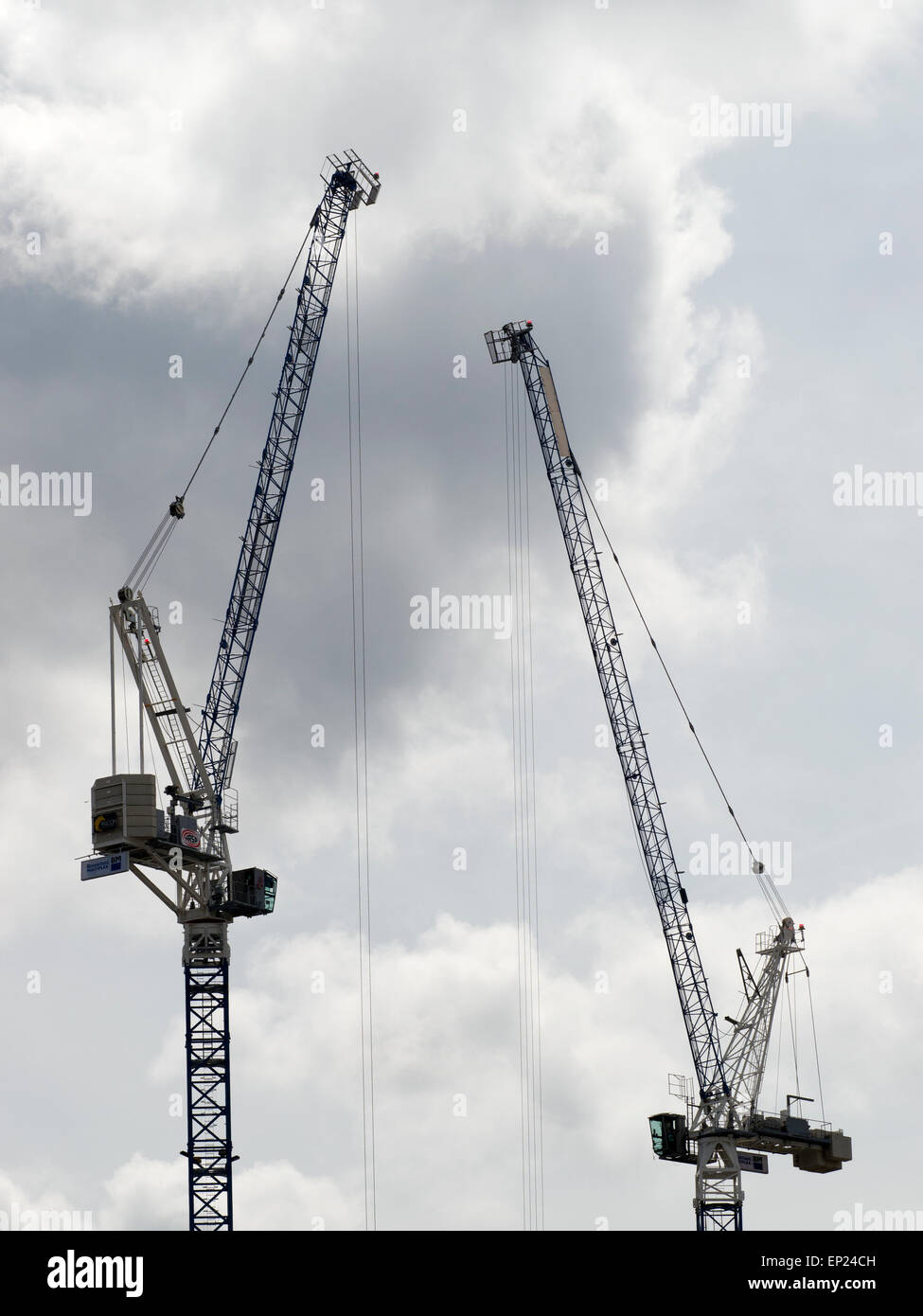Dos altas grúas trabajando en una obra en construcción en Londres, Reino Unido. Foto de stock