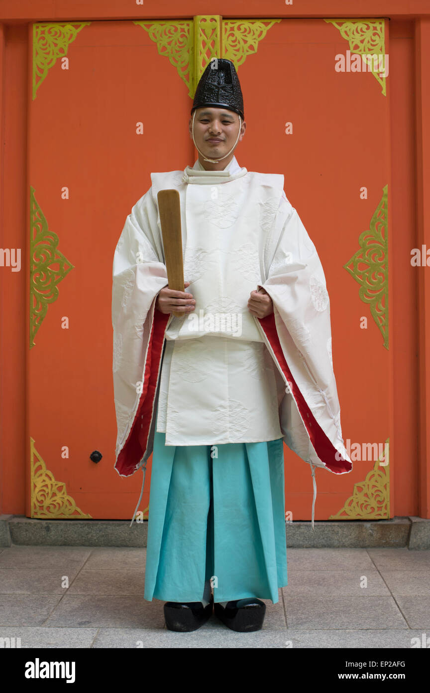 Sacerdote sintoísta en el santuario Sumiyoshi ( ) Shinto Fukuoka, Kyushu, Japón Foto de stock