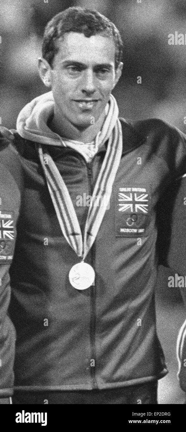 Steve Ovett ganador de los 800 metros en los Juegos Olímpicos de Moscú, en 1980, durante la ceremonia de entrega de medallas en el estadio olímpico. El 26 de julio de 1980 Foto de stock
