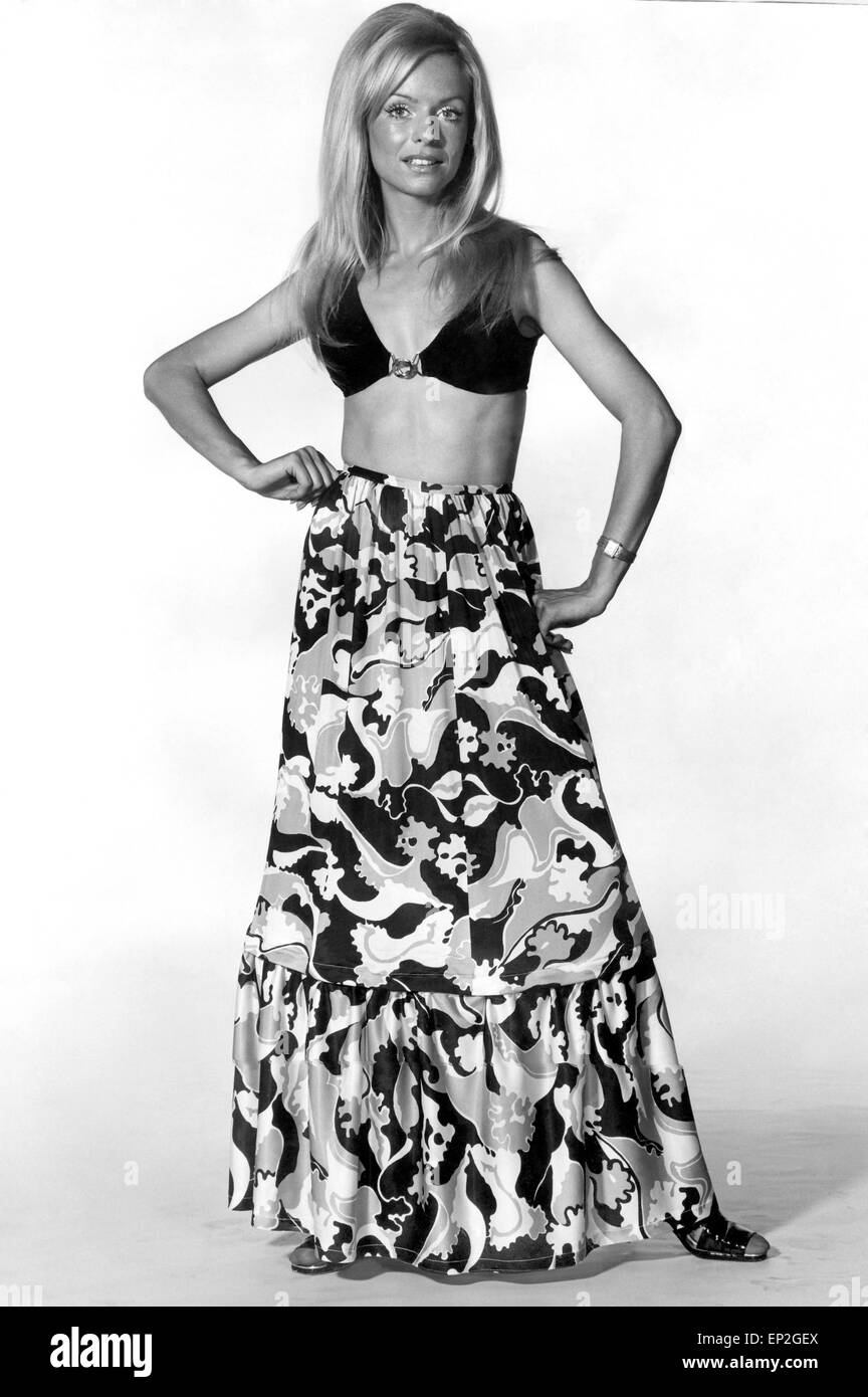 Ropa Moda 1970: Aquí está una falda a una niña un doble redoble. Dirndl  estilo - una profunda swirly volante oscilando desde justo debajo de la  rodilla. Las niñas están locos estos
