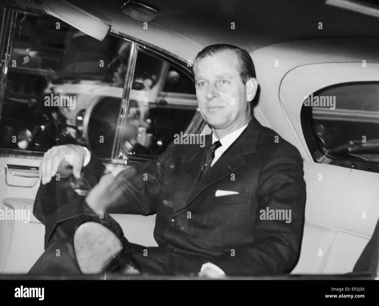 El príncipe Felipe, Duque de Edimburgo, retratada en su automóvil mientras se aleja de la RAG Club de Pall Mall después del almuerzo. El 16 de febrero de 1960. Foto de stock