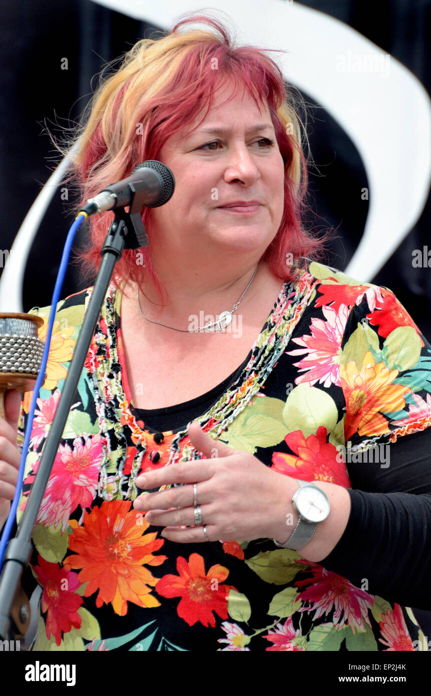 Rochester, Kent, Inglaterra. Sally calderero (Medway cantante/compositor) realiza en el Rochester Barre Festival 2015 Foto de stock
