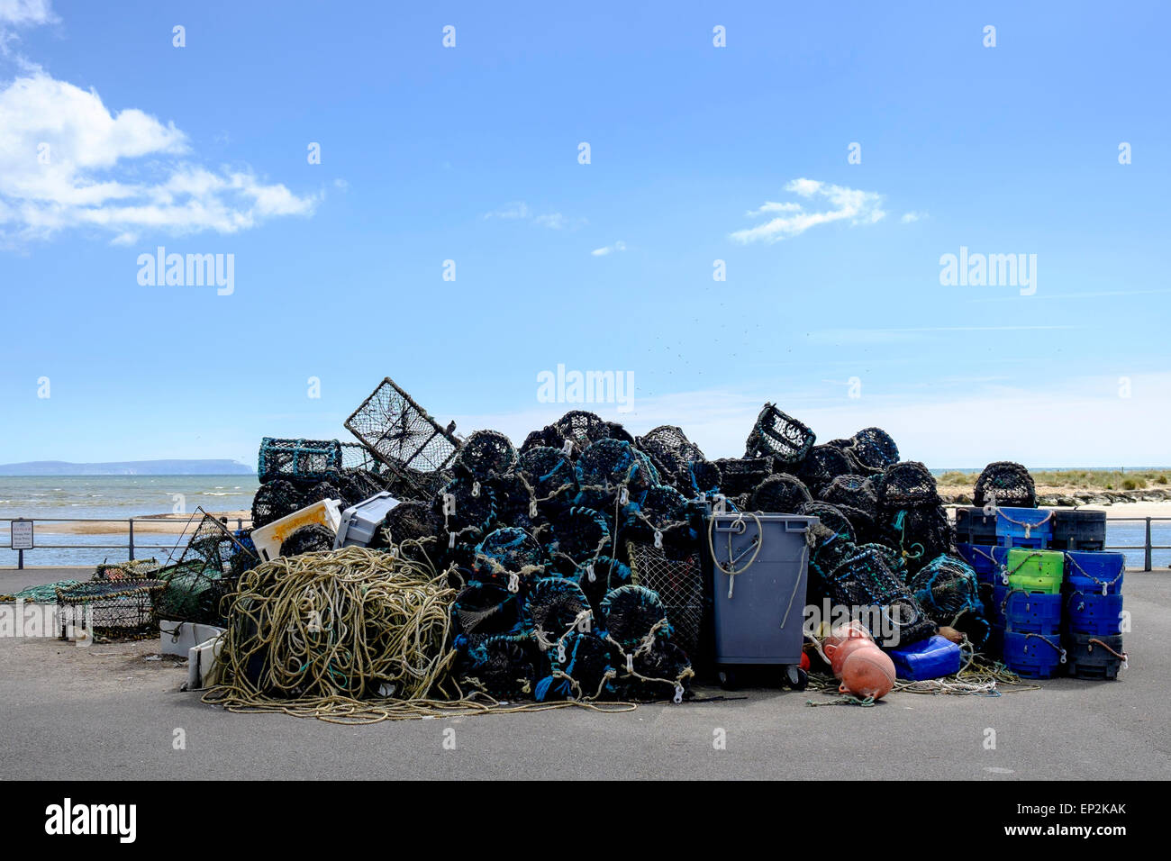 Los aparejos de pesca en el muelle de espera de carga en el arrastrero Foto de stock