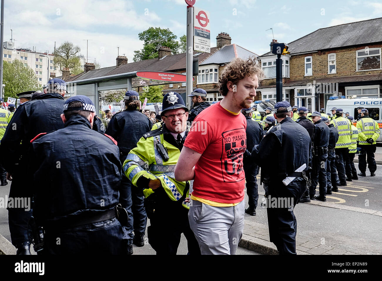 Las detenciones se efectúan como anti-fascistas se reúnen para protestar contra una marcha celebrada por la Liga de Defensa Inglés. Foto de stock