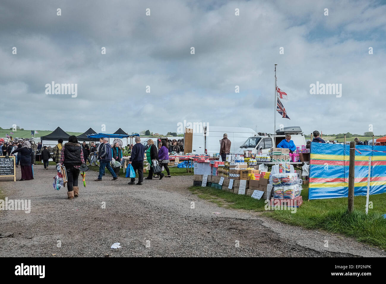 La gente comprando y vendiendo en el maletero del coche venta en Essex. Foto de stock