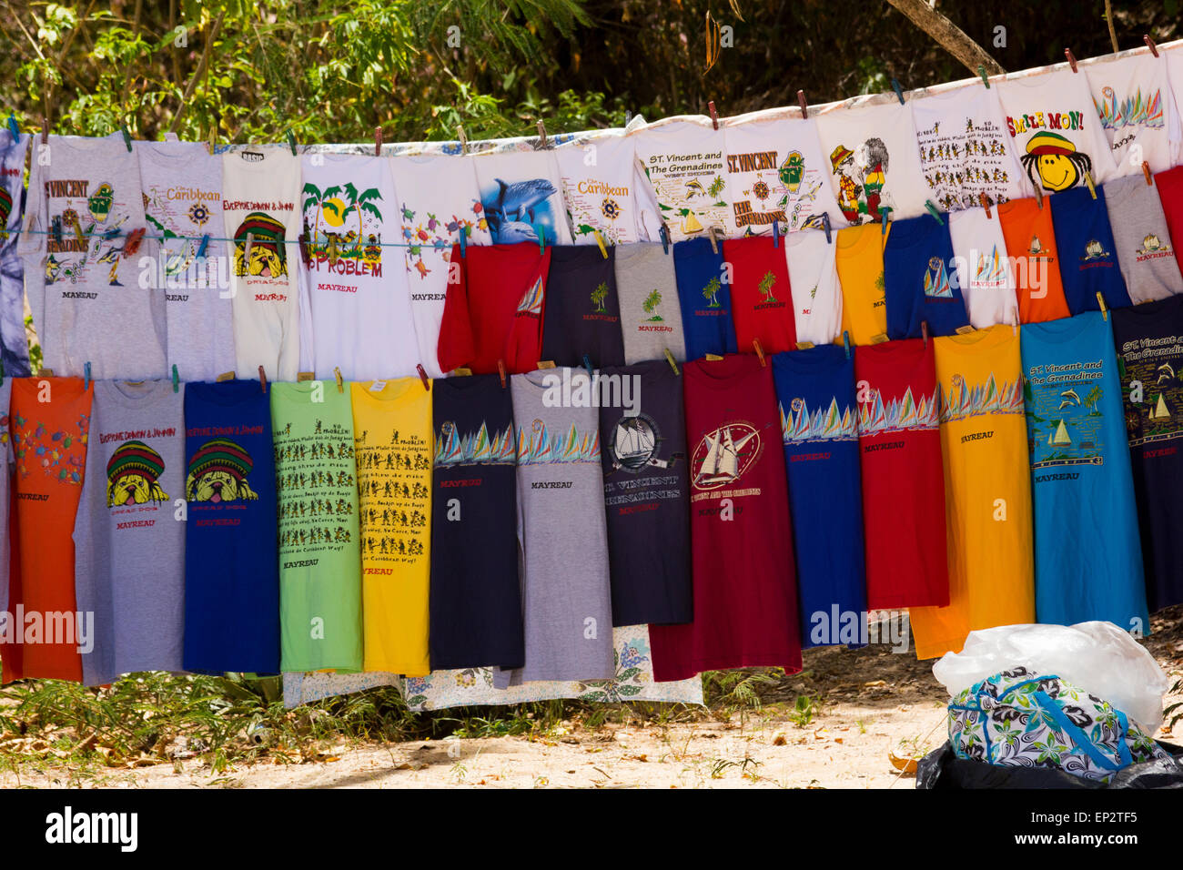 Pintoresca Playa Cala vendiendo camisetas en Bahía Salinas, Mayreau, San Vicente y las Granadinas. Foto de stock