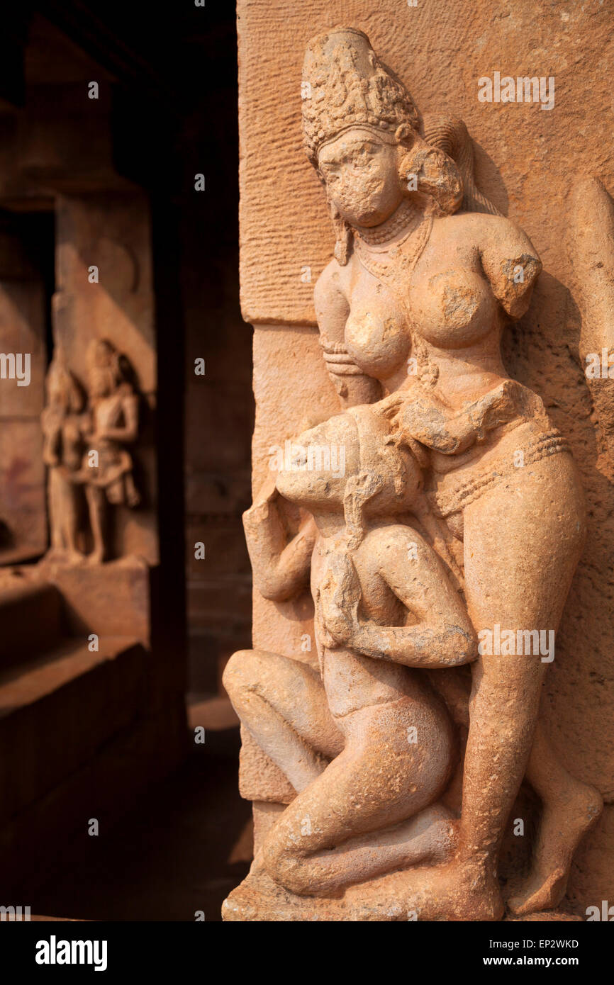 La India, Karnataka, Aihole, Hindi estatuas en un templo de la dinastía Chalukya Foto de stock