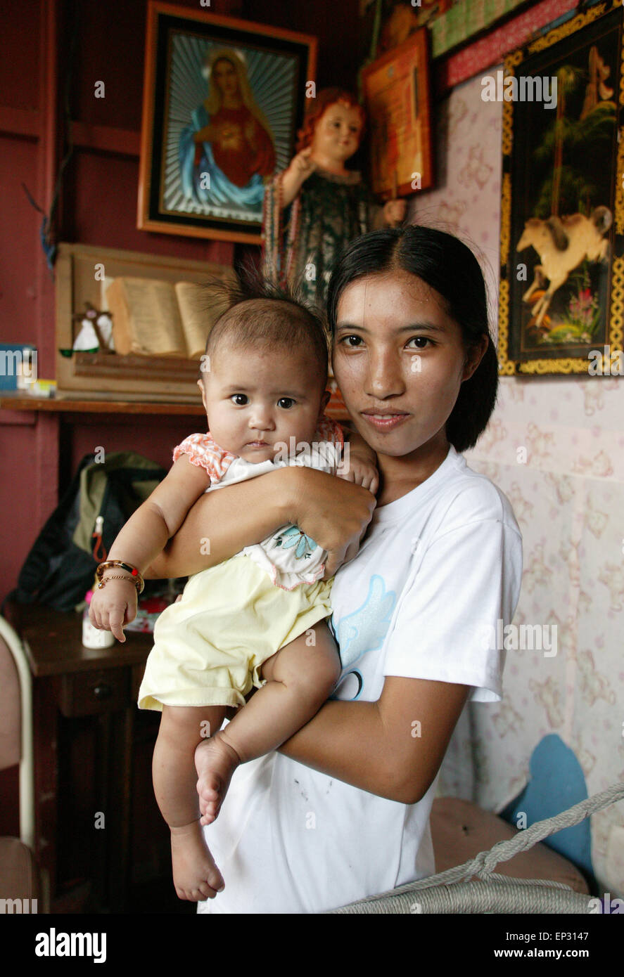 Madre sosteniendo a su hijo (8 meses). Municipio Tondo, Manila, Filipinas, Asia Foto de stock