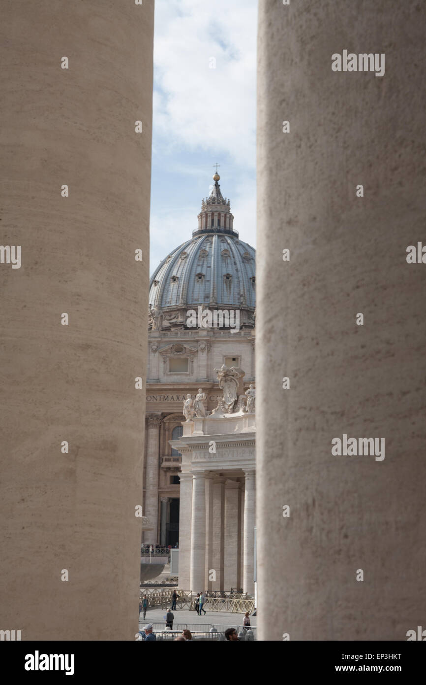 La Basílica de San Pedro, visto desde la columnade Fotografía de stock