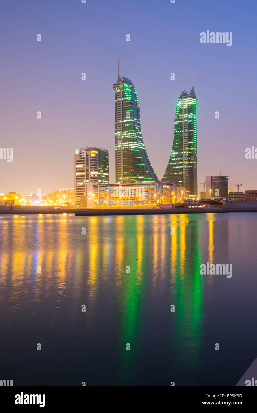 Vista del barrio del puerto financiero de Bahrein durante la noche en Manama, Bahrein Foto de stock
