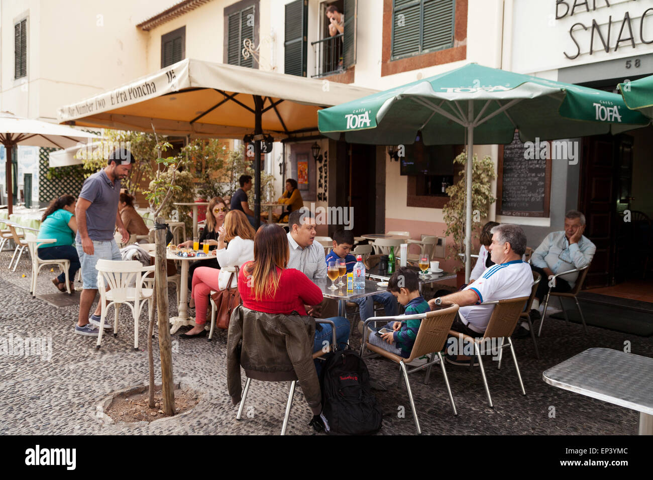 Las personas que beben en un café, Funchal, ciudad vieja (Zona Velha ), Madeira, Europa Foto de stock