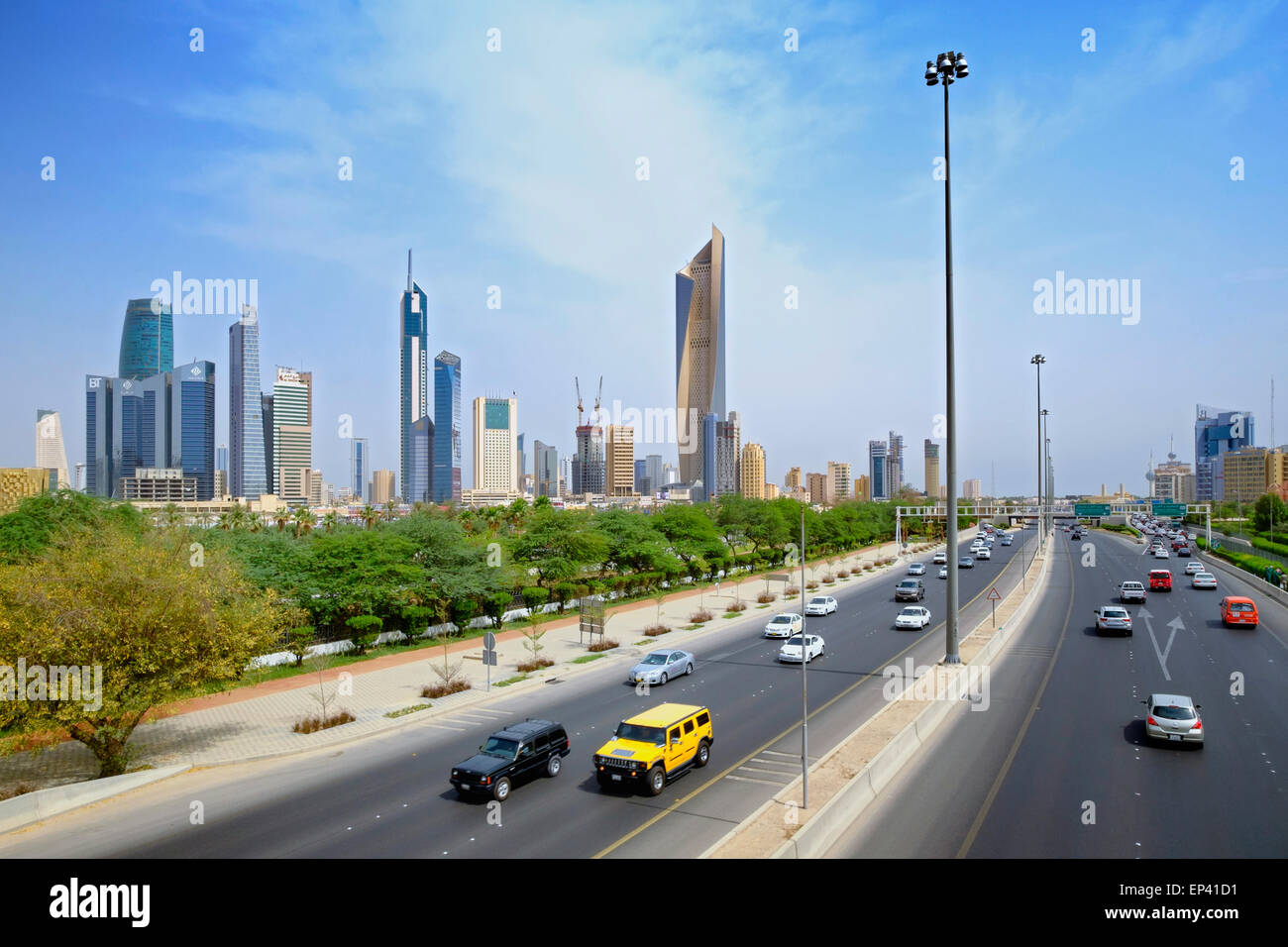 Skyline del Distrito Central de Negocios (CBD) y la primera autopista de circunvalación de la ciudad de Kuwait, Kuwait Foto de stock