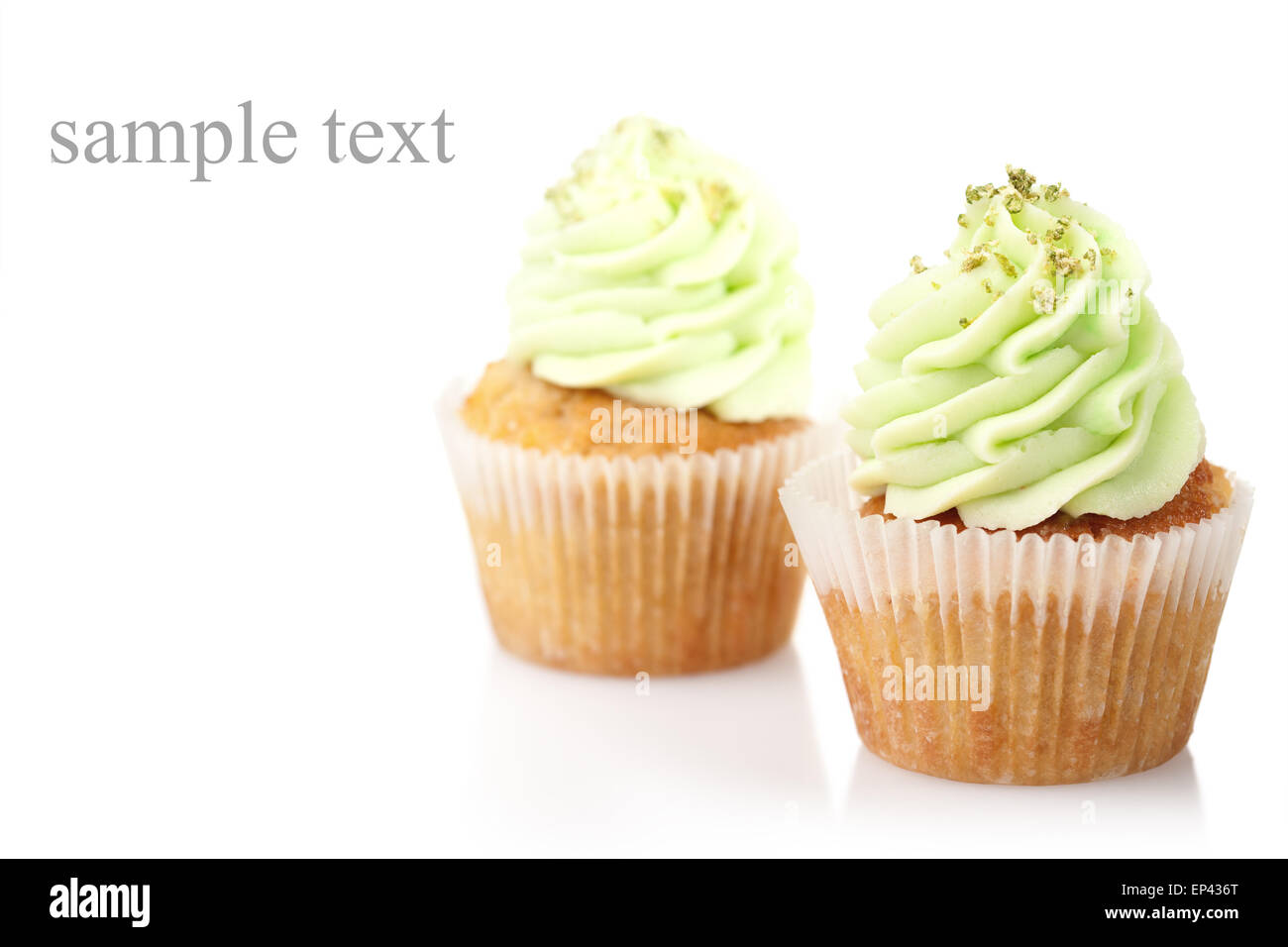 Dos pastelitos con crema verde aislado en blanco Foto de stock