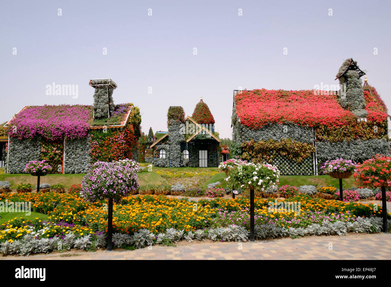 Casas cubiertos de flores en el jardín milagro Dubai Emiratos Arabes Unidos Foto de stock