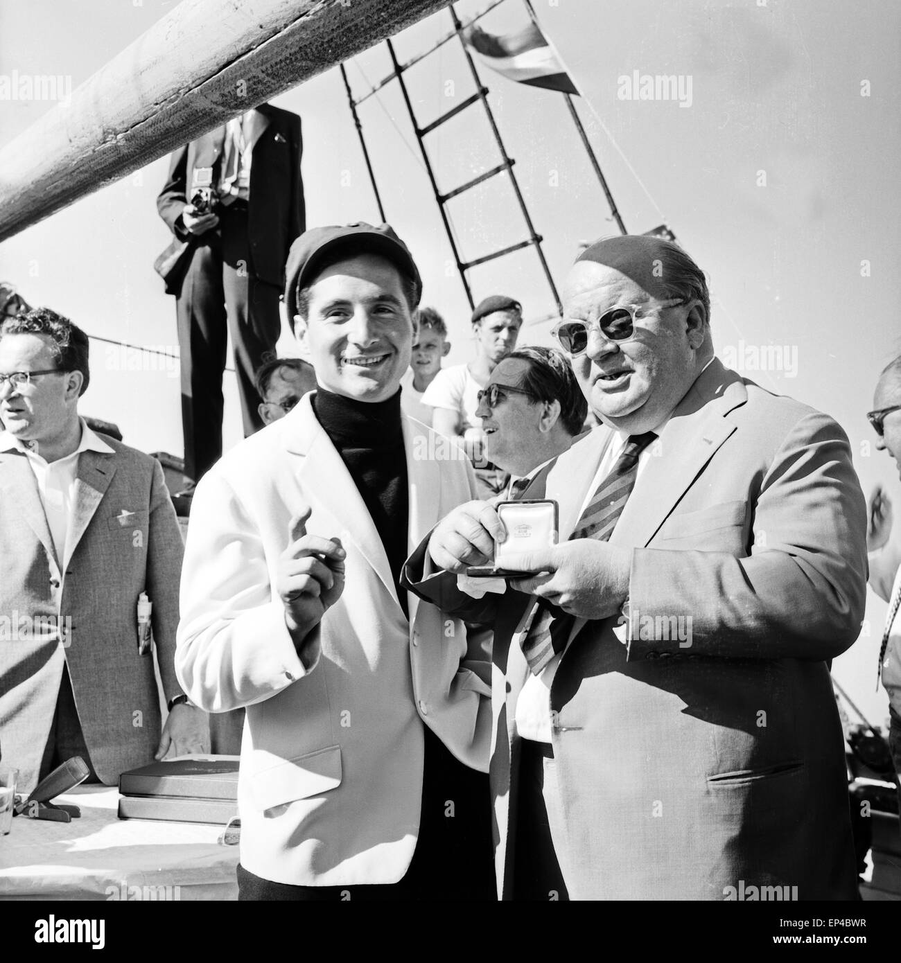 Deutscher Sänger Freddy Quinn auf dem Polydor Schiff 'Heimweh', Deutschland 1950er Jahre