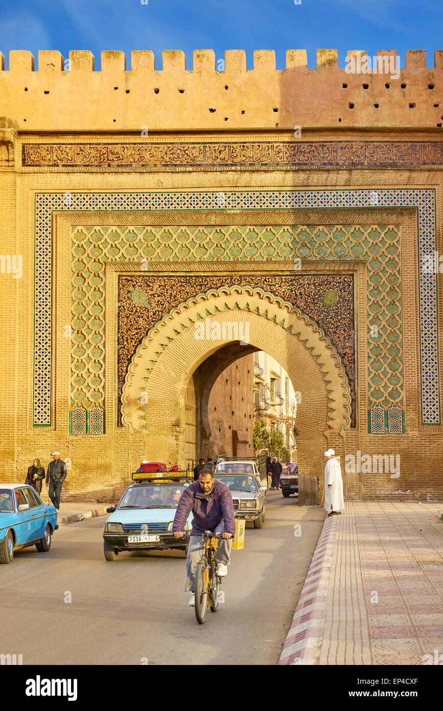 Meknes, ciudad puerta Bab el-Khamis en Medina. Marruecos Foto de stock
