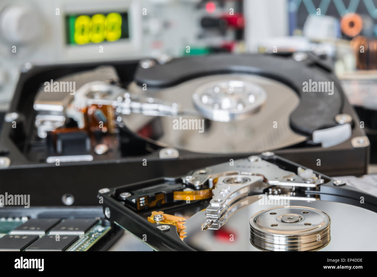 Discos duros en un laboratorio preparado para reparación o recuperación de  datos Fotografía de stock - Alamy