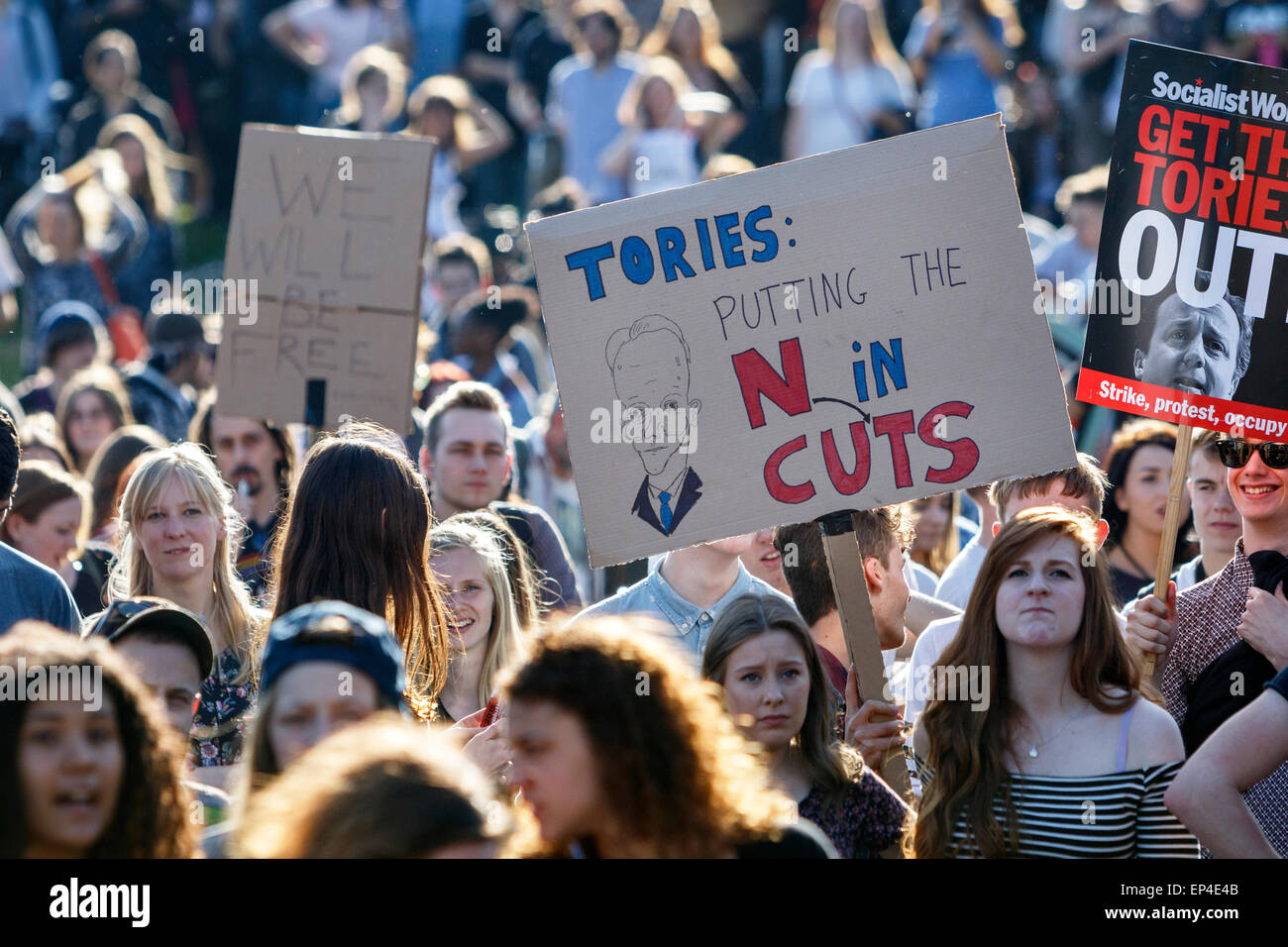 Bristol, Reino Unido, 13 de mayo de 2015. Los manifestantes tomando parte en la demostración a los recortes no llevan pancartas y carteles contra el gobierno que escuchan discursos en el parque del castillo. Foto de stock