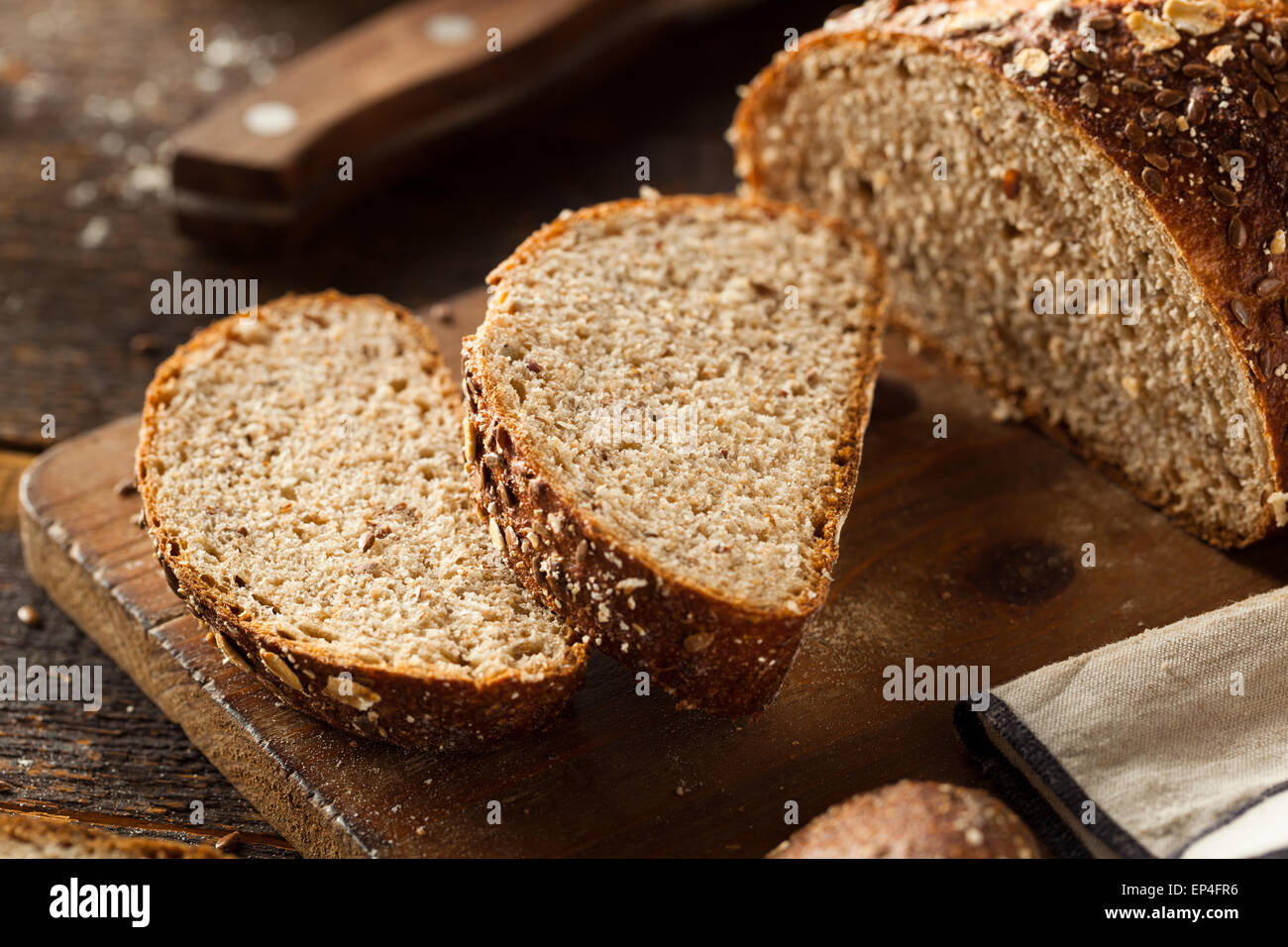 Pan integral casero orgánico listo para comer Foto de stock